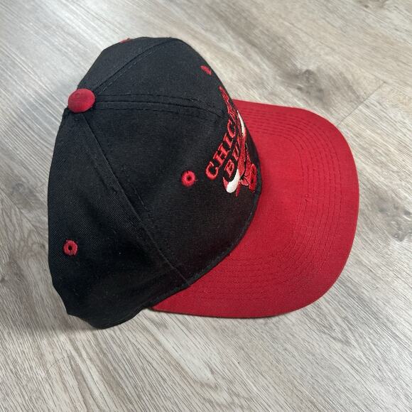 VTG Chicago Bulls Snapback Hat NBA Basketball Jordan Youngan Black Red Cap - Picture 8 of 8